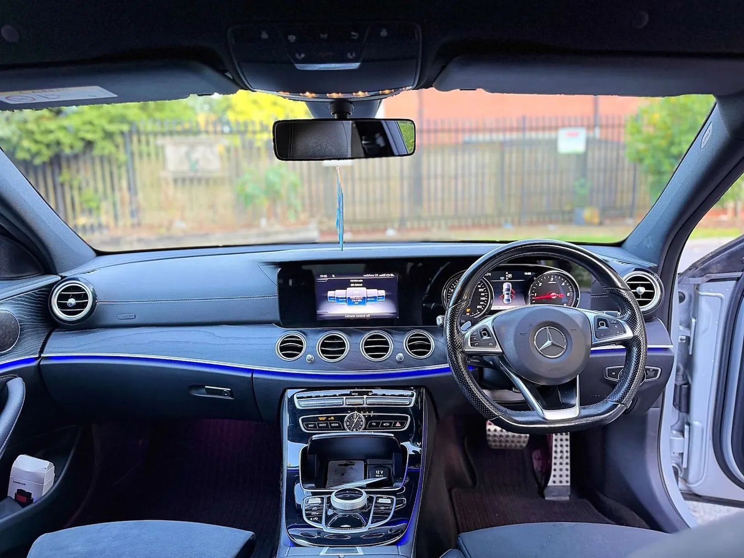 2017 Mercedes-Benz E-Class E220 d AMG Line 9G-Tronic in Silver — photo 4