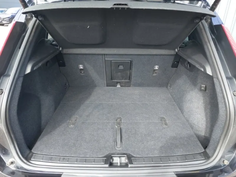 2024 Volvo XC40 2.0 B4P Plus Black Edition Auto in Black — photo 5